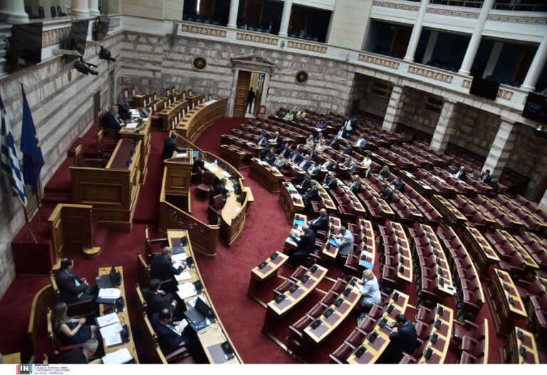 Το ΠΑΣΟΚ καταψηφίζει το νομοσχέδιο για αυξήσεις μισθών, συντάξεων και φοροελαφρύνσεις – «Ναι» σε άρθρα από ΣΥΡΙΖΑ