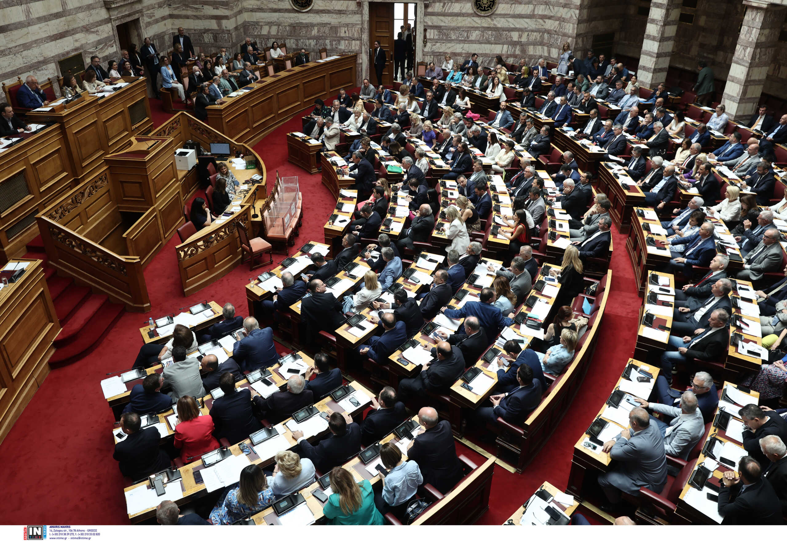 Βουλή: Κατατίθεται το νομοσχέδιο για την αύξηση μισθών στο Δημόσιο – Τι προβλέπεται για ΕΝΦΙΑ και market pass