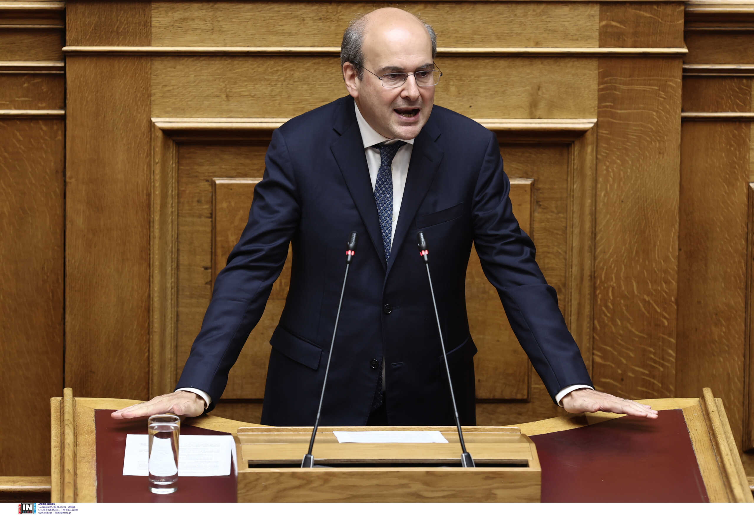 Χατζηδάκης στη Βουλή: Κάθε δημόσιος υπάλληλος θα έχει αύξηση 70 ευρώ το μήνα