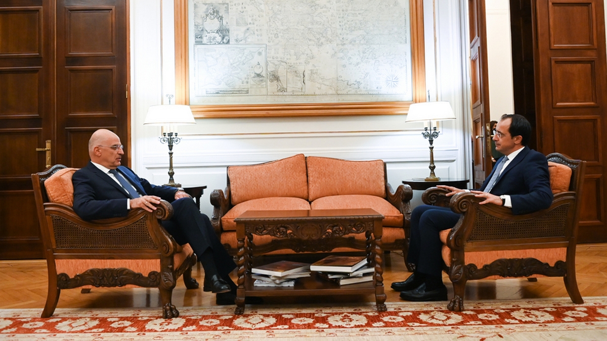 (Ξένη Δημοσίευση)  Ο υπουργός Εξωτερικών Νίκος Δένδιας (Α) συνομιλεί με τον ανεξάρτητο υποψήφιο για το προεδρικό αξίωμα της Κυπριακής Δημοκρατίας, Νίκο Χριστοδουλίδη, κατά τη διάρκεια της συνάντησής τους στην Αθήνα, Τρίτη τρίτη 11 Οκτωβρίου 2022. ΑΠΕ-ΜΠΕ