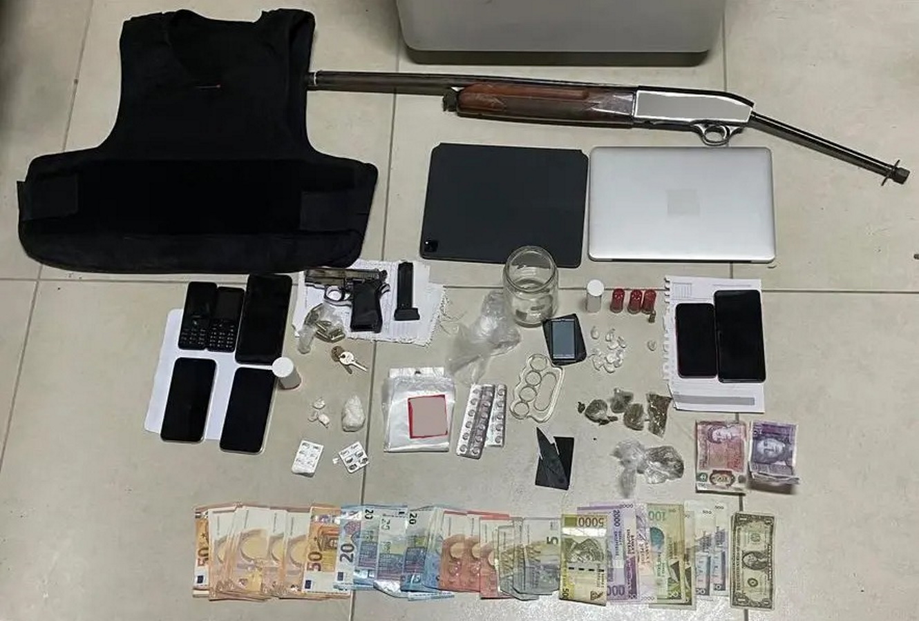 Ζάκυνθος: Έξι συλλήψεις μετά από μεγάλη αστυνομική επιχείρηση – Βρήκαν όπλα και ναρκωτικά