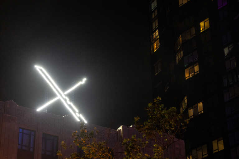 Ανάγκασαν τον Έλον Μασκ να ξηλώσει την πινακίδα «X» από τα γραφεία του Twitter