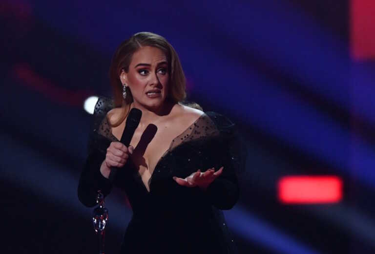 Η στιγμή που η Adele σταματά συναυλία για να σώσει θεατή από τους σεκιούριτι - «Αφήστε τον ήσυχο»!