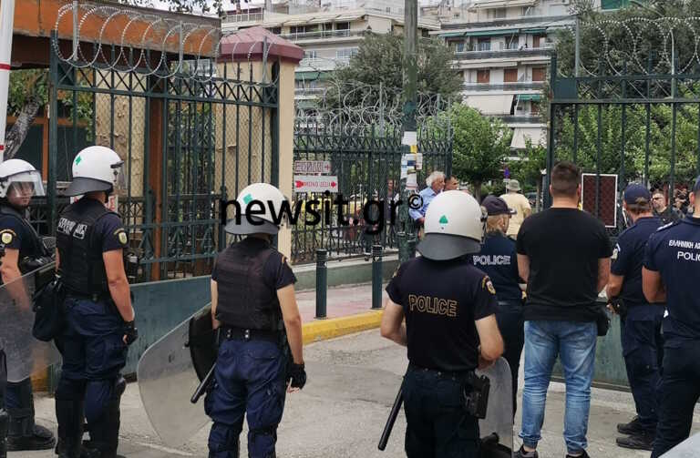 Οπαδοί της ΑΕΚ στην Ευελπίδων – Πέταξαν μπουκάλια σε αστυνομικούς και δημοσιογράφους