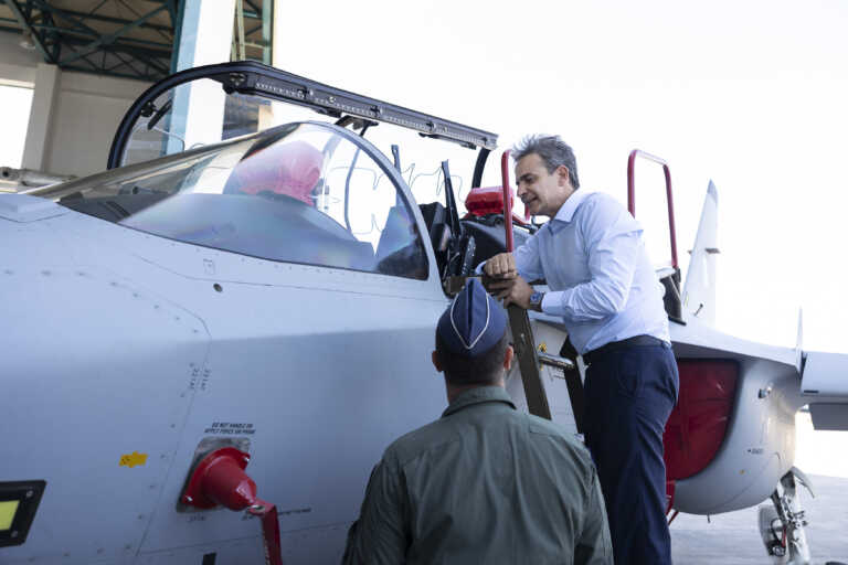 Ο Κυριάκος Μητσοτάκης στην 120 Πτέρυγα στην Καλαμάτα – «Υποχρέωσή μας να προσφέρουμε στους νέους αεροπόρους μας την καλύτερη δυνατή εκπαίδευση»