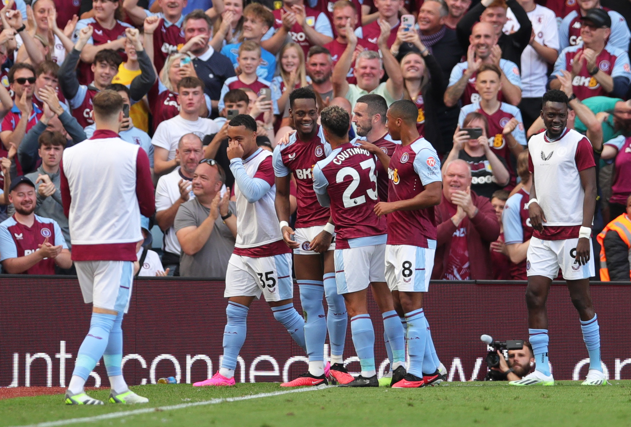Soccer Football - Premier League - Aston Villa v Everton - Villa Park, Birmingham, Britain - August 20, 2023 Aston Villa's Jhon Duran celebrates scoring their fourth goal with teammates REUTERS