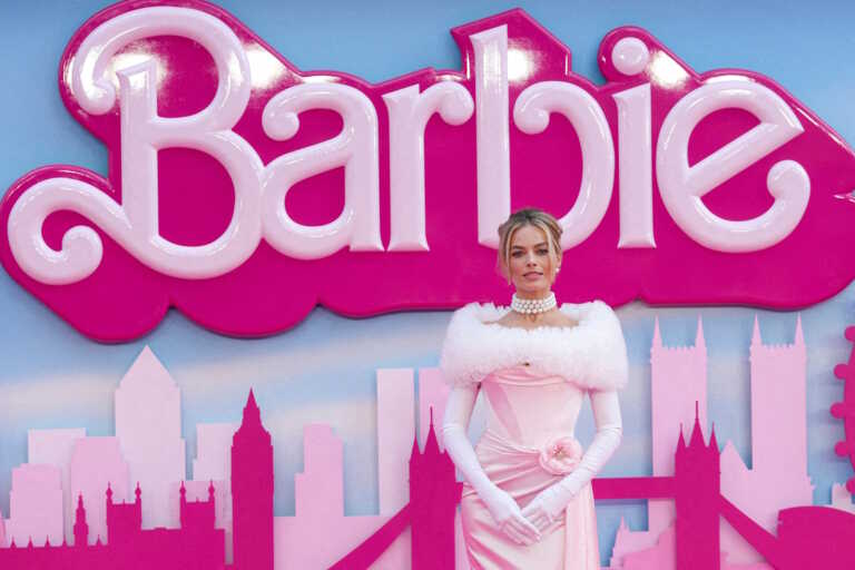 Η «Barbie» Μάργκοτ Ρόμπι παραθερίζει στα ελληνικά νησιά με τον αγαπημένο της