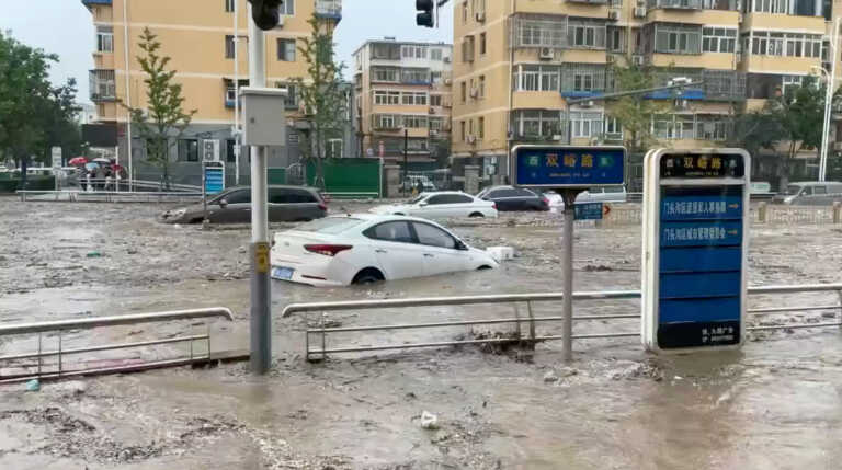 Οι πρόσφατες βροχοπτώσεις στο Πεκίνο είναι οι σφοδρότερες εδώ και τουλάχιστον 140 χρόνια