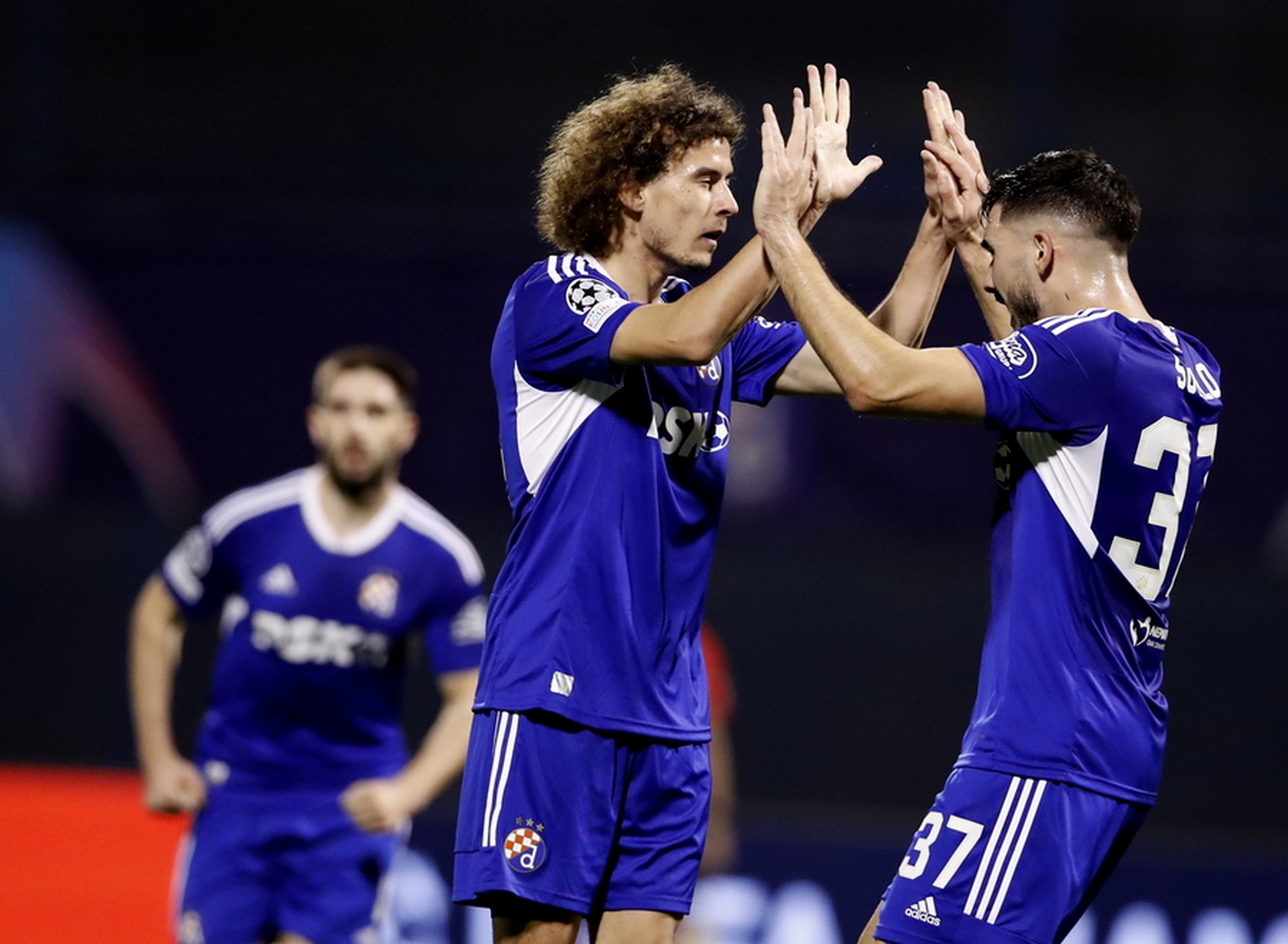 epa10236965 Players of Zagreb celebrate the 1-1 equalizer during the UEFA Champions League group E soccer match between Dinamo Zagreb and RB Salzburg in Zagreb, Croatia, 11 October 2022.  EPA