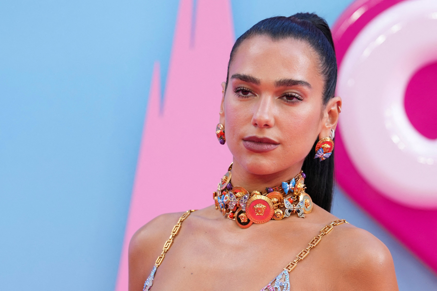 Dua Lipa: Ποζάρει τόπλες για τη Vogue – Αποθεωτικά σχόλια κάτω από τη φωτογραφία της