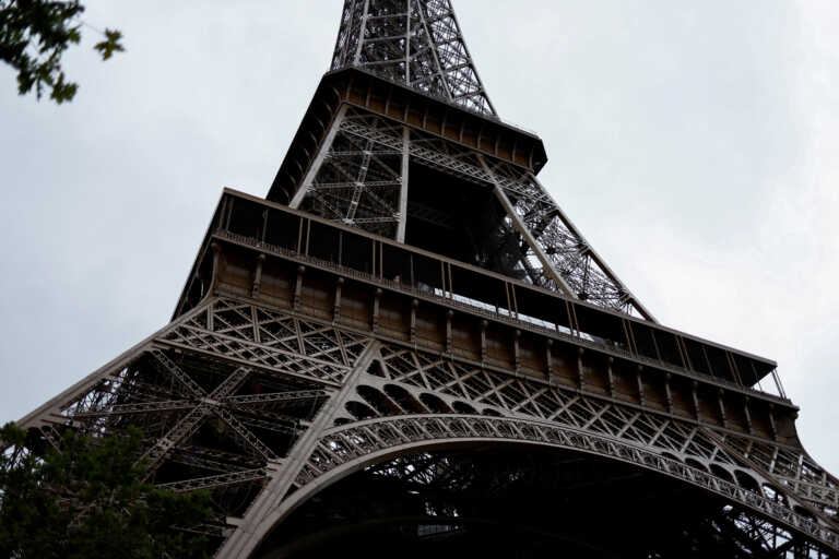Εκκενώθηκε ο Πύργος του Άιφελ και η γύρω περιοχή στο Παρίσι - Υπήρξε απειλή για βόμβα