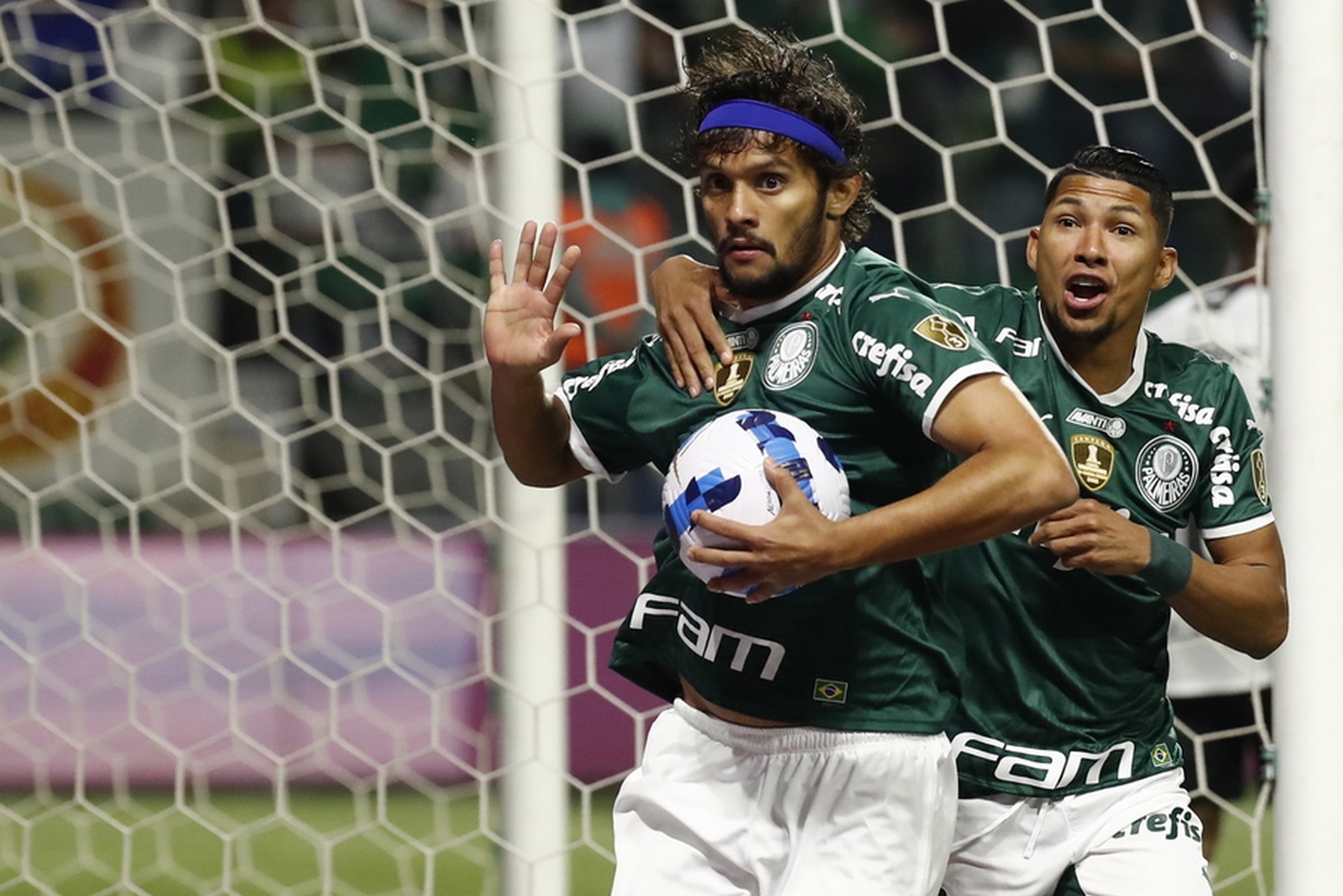 epa10165919 Gustavo Scarpa (L) of Palmeiras celebrates after scoring, during a Copa Libertadores semifinal soccer match between Palmeiras and Athletico Paranaense, at Allianz Parque stadium, in Sao Paulo, Brazil, 06 September 2022.  EPA
