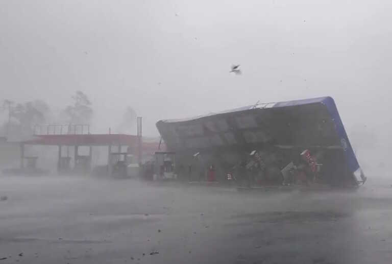 Ο τυφώνας Ιντάλια «μαστιγώνει» με 200 χιλιόμετρα την ώρα τη Φλόριντα - Δύο νεκροί και τεράστιες καταστροφές