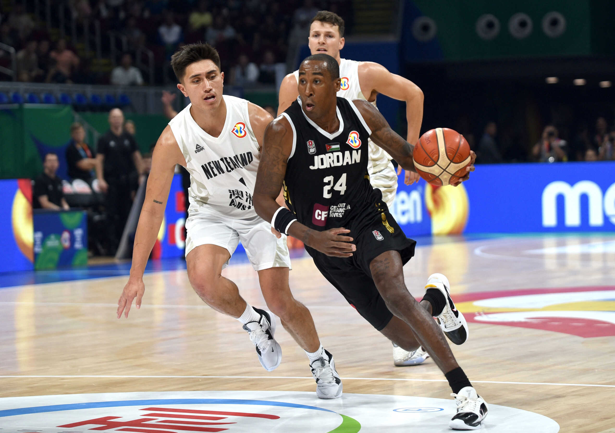 Basketball - FIBA World Cup 2023 - First Round - Group C - New Zealand v Jordan - Mall of Asia Arena, Manila, Philippines - August 28, 2023 Jordan's Rondae Hollis Jefferson in action with New Zealand's Reuben Te Rangi REUTERS