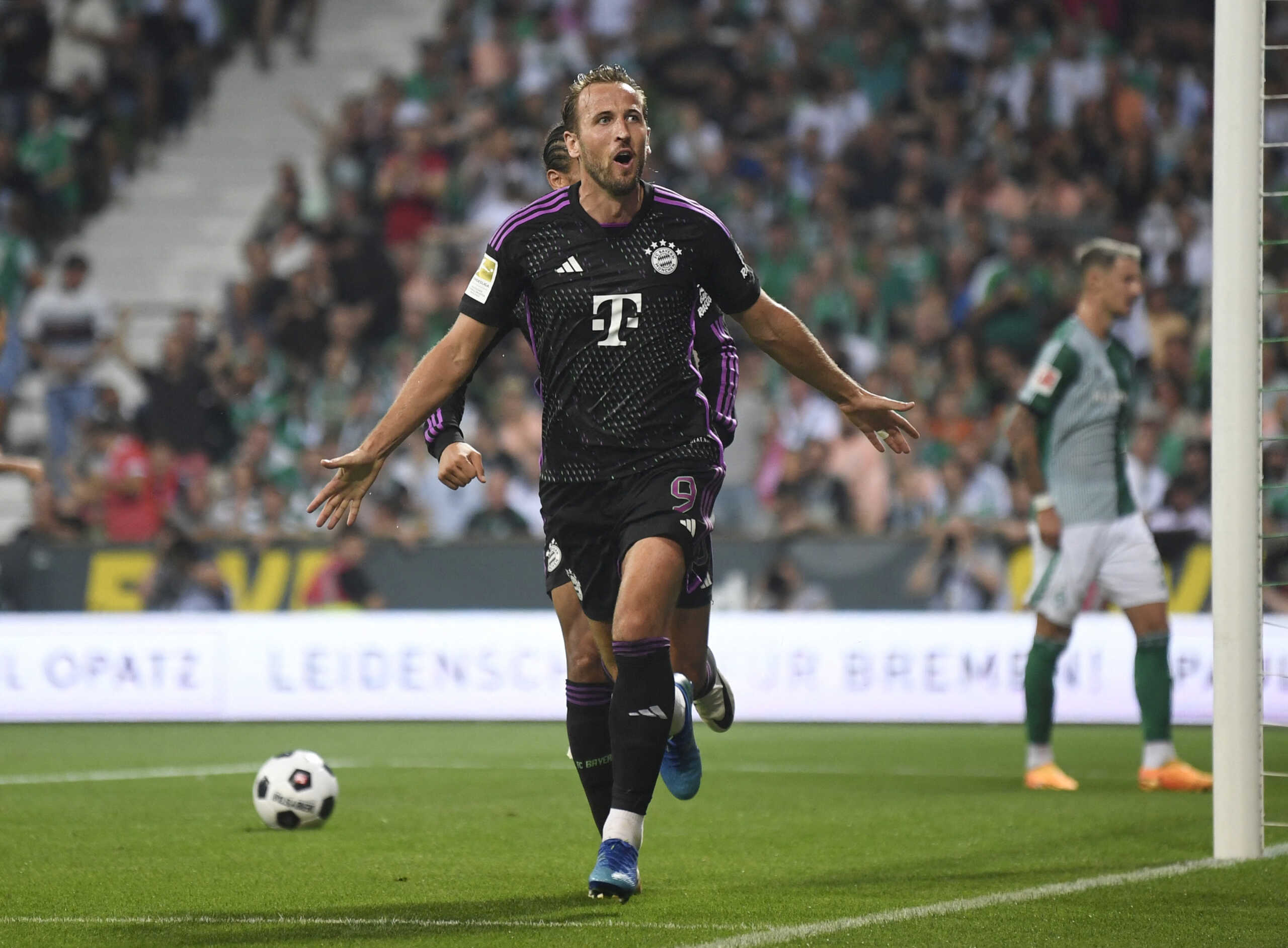 Soccer Football - Bundesliga - Werder Bremen v Bayern Munich - Weser-Stadion, Bremen, Germany - August 18, 2023 Bayern Munich's Harry Kane celebrates scoring their second goal REUTERS