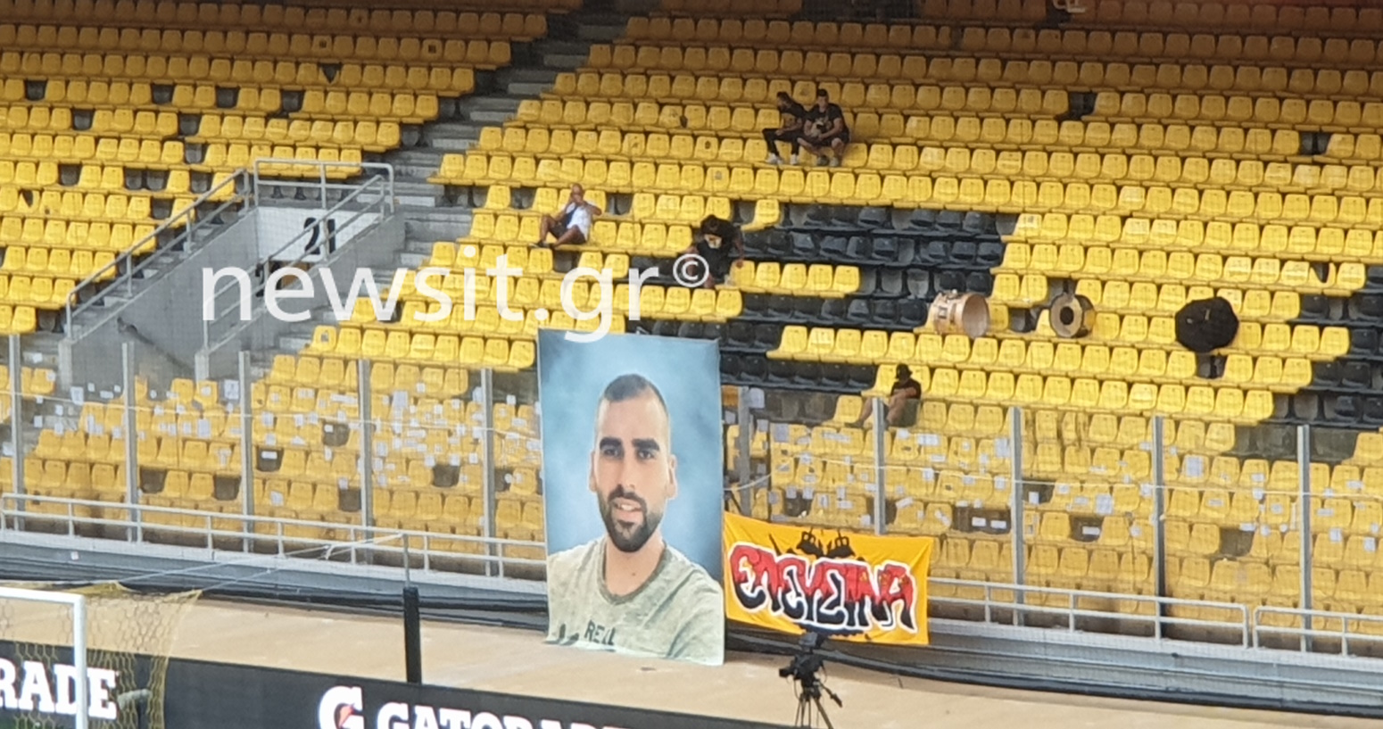 ΑΕΚ – Πανσερραϊκός: Παραμένει η φωτογραφία του Μιχάλη Κατσούρη στο πέταλο των οργανωμένων στην OPAP Arena