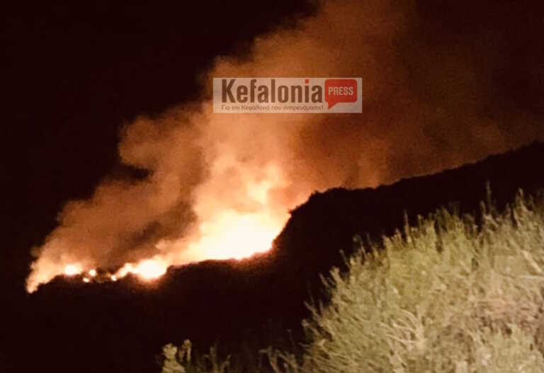 Ολονύχτια μάχη με τις φλόγες στην Κεφαλονιά έξω από τον οικισμό Αγία Ειρήνη
