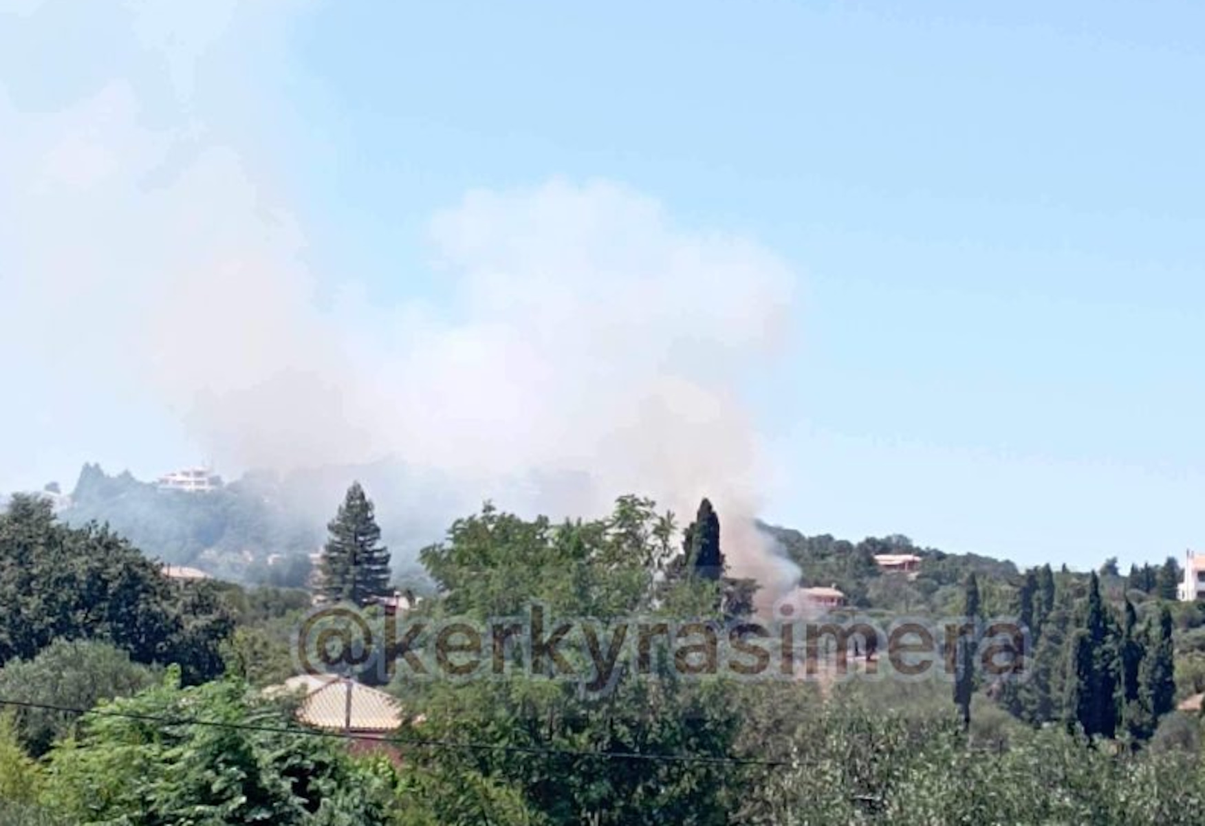 Φωτιά στην Κέρκυρα στον οικισμό Ακροκέφαλος Τεμπλονίου – Έφτασε κοντά στα σπίτια