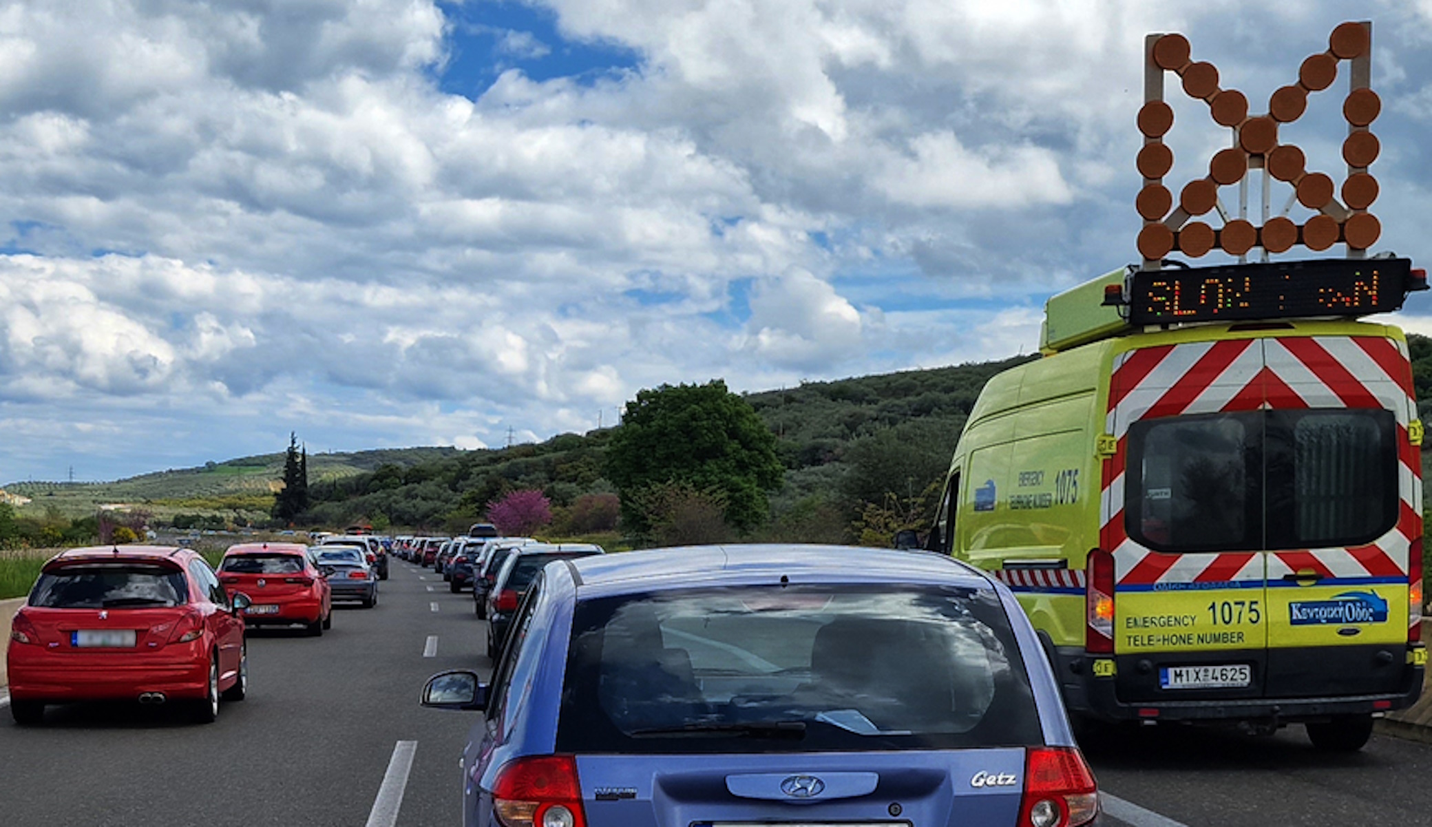 Ουρές αυτοκινήτων στο ρεύμα προς Αθήνα στην Εθνική Οδό Αθηνών - Λαμίας, τη Δευτέρα του Πάσχα 17 Απριλίου 2023. Έχει ξεκινήσει από το πρωί η επιστροφή των εκδρομέων του Πάσχα από την περιφέρεια προς την Αττική με αποτέλεσμα η κίνηση να είναι αυξημένη στο ρεύμα εισόδου τόσο στην Εθνική Οδό Αθηνών-Κορίνθου όσο και στην Αθηνών-Λαμίας.  Σύμφωνα με ενημέρωση από την Τροχαία Αττικής, παρατηρείται ανάσχεση περίπου 200 μέτρων στα διόδια της Ελευσίνας και των Αφιδνών. Η Τροχαία έχει θέσει σε εφαρμογή αυξημένα μέτρα σε όλο το οδικό δίκτυο της χώρας, με σκοπό την ασφαλή μετακίνηση των πολιτών και την πρόληψη των τροχαίων ατυχημάτων. Υπενθυμίζεται ότι έως τις 22:00 το βράδυ στο ρεύμα εισόδου υπάρχει απαγόρευση κίνησης των φορτηγών αυτοκινήτων μεγίστου επιτρεπόμενου βάρους άνω των 3,5 τόνων. ΑΠΕ-ΜΠΕ