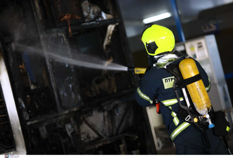 Φωτιά σε λεωφορείο στο Μαρκόπουλο σήμανε συναγερμό στην πυροσβεστική