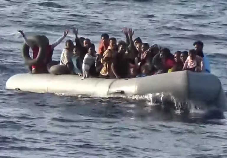 Καρέ καρέ η διάσωση 48 μεταναστών ανοιχτά της Μυτιλήνης - Ταξίδευαν με φουσκωτό που έπλεε ακυβέρνητο