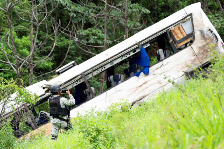 Τραγωδία στο Μεξικό με δεκάδες νεκρούς - Λεωφορείο έπεσε σε χαράδρα, ανήλικοι ανάμεσα στα θύματα