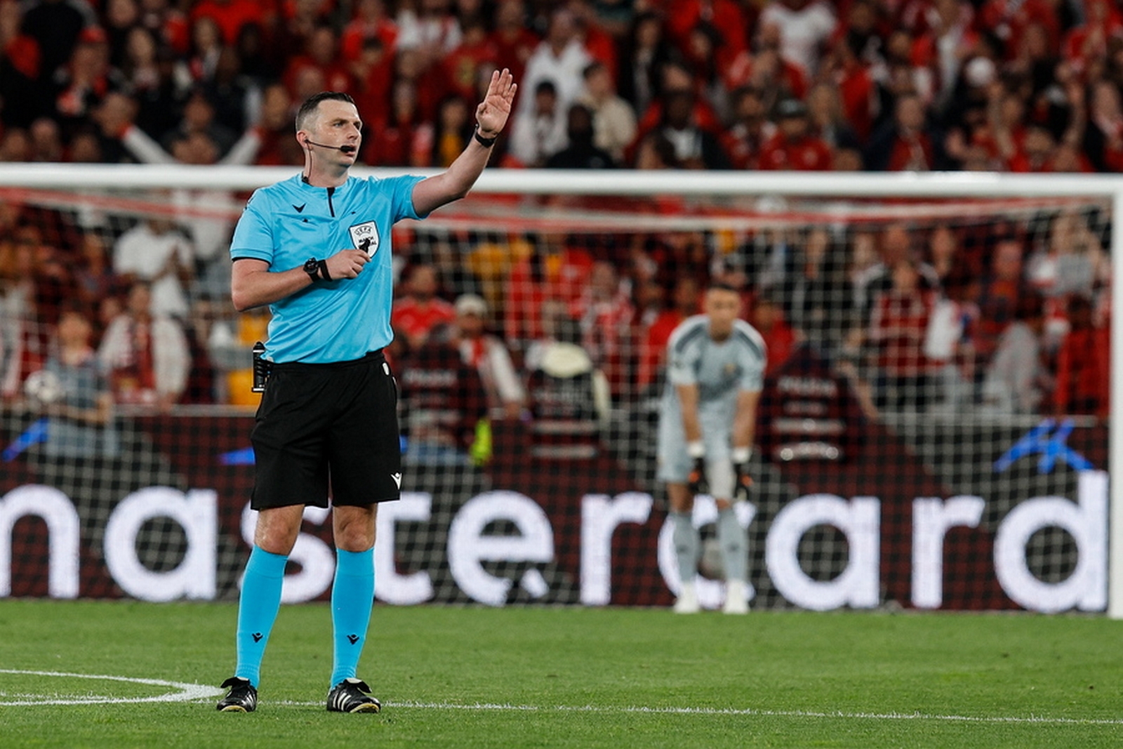 epa10568840 Referee Michael Oliver reacts during the UEFA Champions League quarter final 1st leg match between SL Benfica and Inter Milan held at Luz Stadium, Lisbon, Portugal, 11 April 2023.  EPA