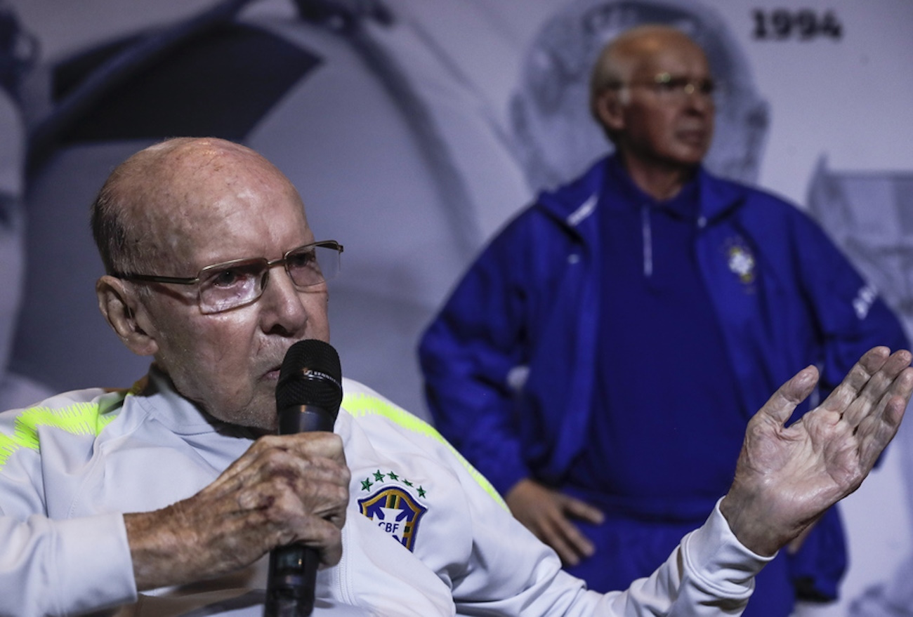 epa10254917 Former Brazilian soccer player and national coach Mario Zagallo speaks as he receives a statue as a tribute at the Soccer Museum in the headquarters of the Brazilian Soccer Confederation (CBF) in Rio de Janeiro, Brazil, 20 October 2022.  EPA