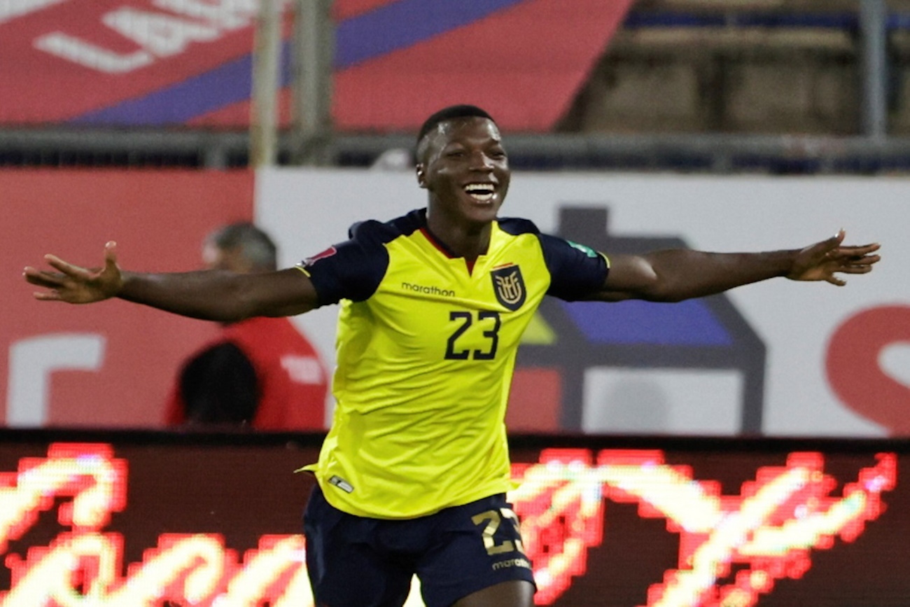 epa09586418 Moises Caicedo of Ecuador celebrates a goal during the CONMEBOL World Cup Qatar 2022 qualifier soccer match between Chile and Ecuador, at the San Carlos de Apoquindo Stadium, in Santiago, Chile, 16 November 2021.  EPA