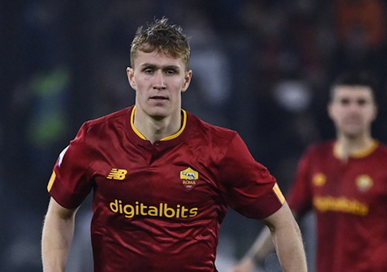 epa10478847 Roma's Ola Solbakken (L) in action during the Italian Serie A soccer match between AS Roma and Hellas Verona FC at the Olimpico stadium in Rome, Italy, 19 February 2023.  EPA