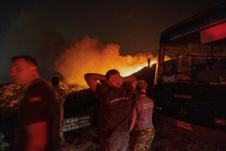 Μάχη με τις αναζωπυρώσεις σε 2 μέτωπα στην Πάρνηθα - Η εικόνα από τις φωτιές σε Έβρο, Ροδόπη και Βοιωτία