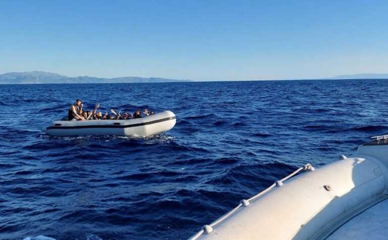 Διάσωση 14 μεταναστών από ακυβέρνητο φουσκωτό στη Λέσβο - Φωτογραφίες από το λιμενικό