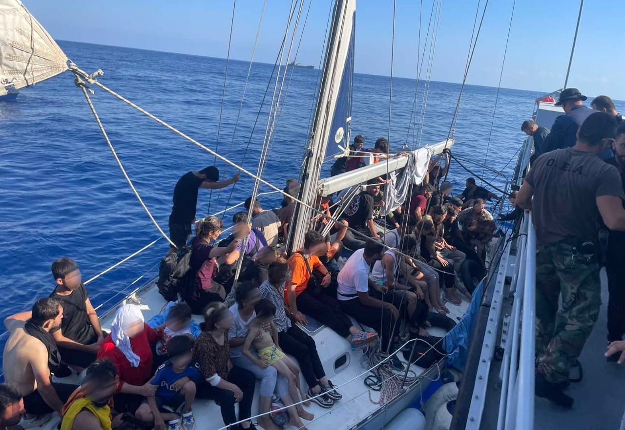 Εικόνες από τη διάσωση 60 μεταναστών ανοιχτά της Πύλου – Στο συντονιστικό κέντρο ο υπουργός Ναυτιλίας