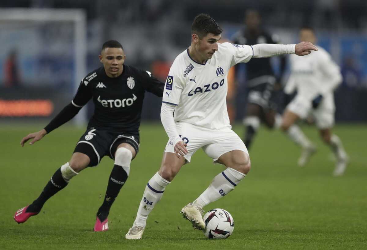 epa10436980 Ruslan Malinovskyi (R) of Olympique Marseille and Vanderson (L) of AS Monaco in action during the Ligue 1 soccer match between Olympique Marseille and AS Monaco, in Marseille, France, 28 January 2023.  EPA
