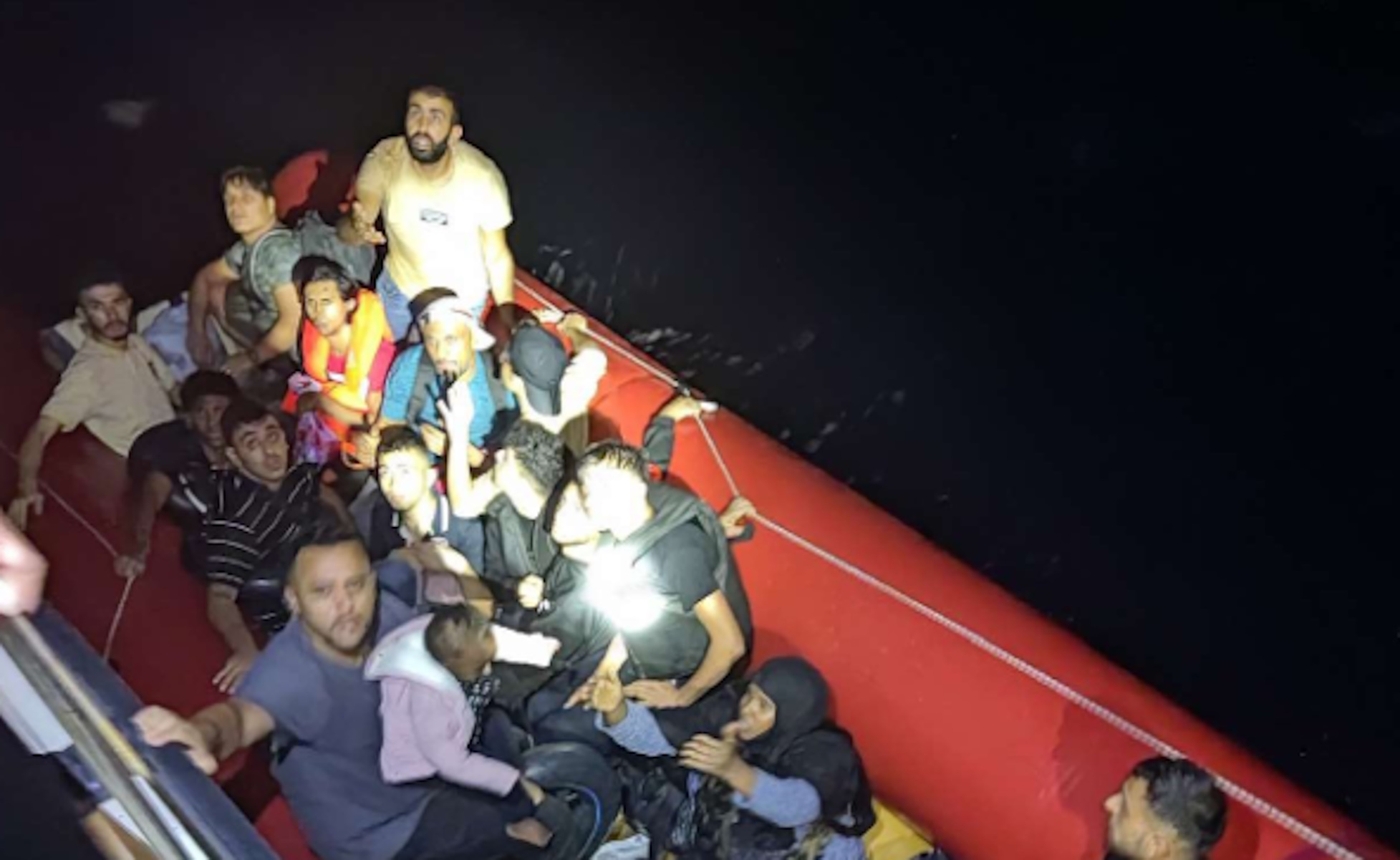 Σάμος: Διασώθηκαν 18 μετανάστες – Βίντεο από την επιχείρηση του λιμενικού
