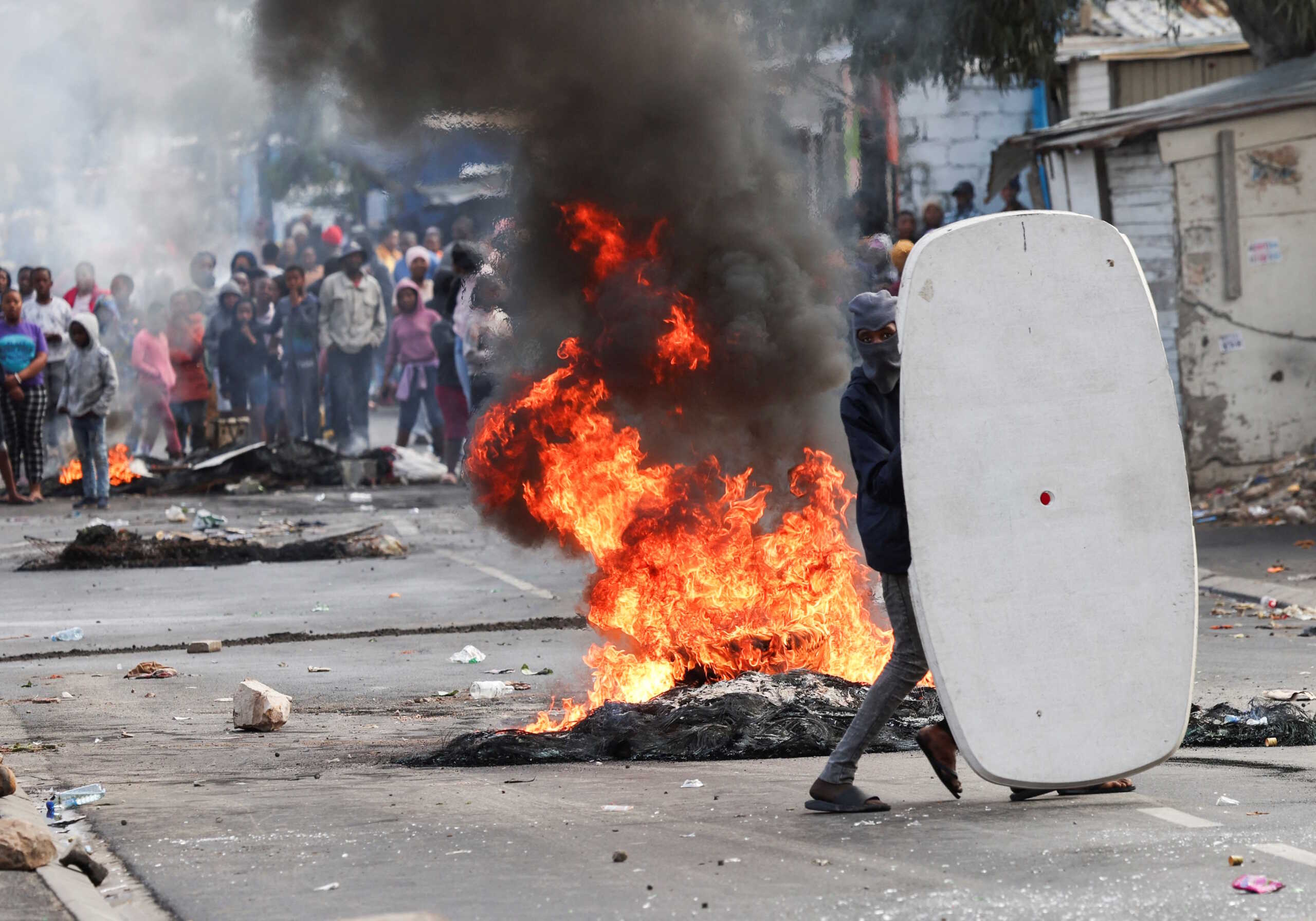 Νότια Αφρική: Πέντε νεκροί σε διαδηλώσεις οδηγών ταξί μετά τις κατασχέσεις για τροχαίες παραβάσεις