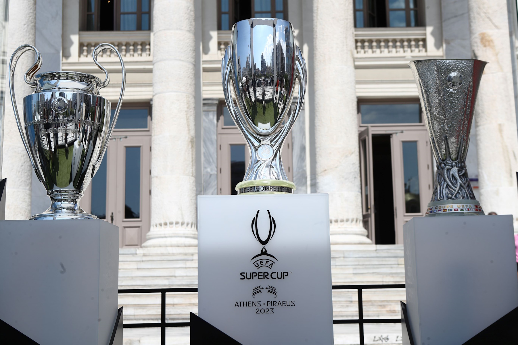 Super Cup Ευρώπης: Άρχισε η μεγάλη γιορτή στον Πειραιά – Πλήθος κόσμου και οι πρωταθλητές του 2004 στο Fan Festival