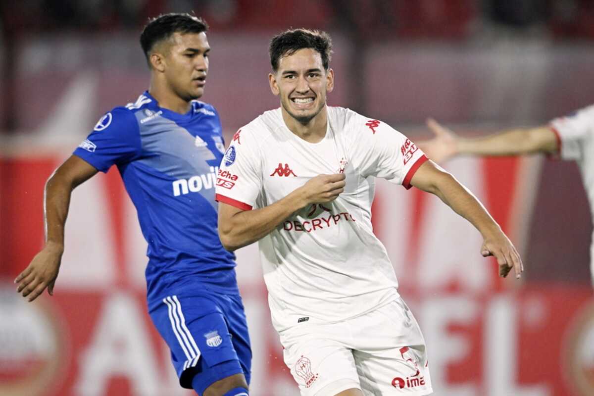 epa10654593 Huracan's Santiago Hezze (R) celebrates after scoring against Emelec, during the Copa Sudamericana group B soccer match between Huracan and Emelec, at the Tomas Adolfo Duco Stadium in Buenos Aires, Argentina, 25 May 2023.  EPA
