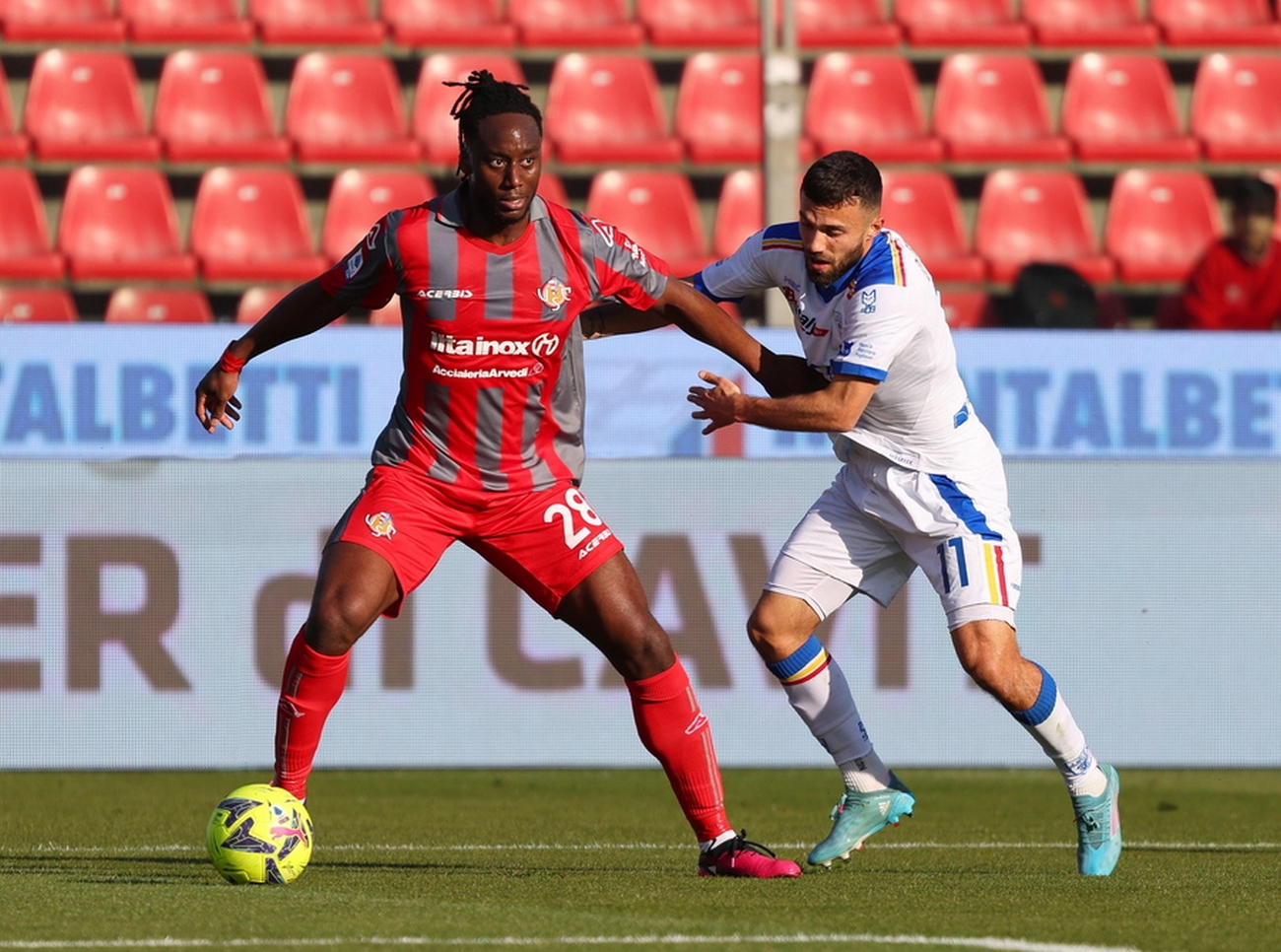 epa10447094 Cremonese's Soualiho Meite and Lecce's Federico Di Francesco in action during the Italian Serie A soccer match between US Cremonese and US Lecce, in Cremona, Italy, 04 February 2023.  EPA