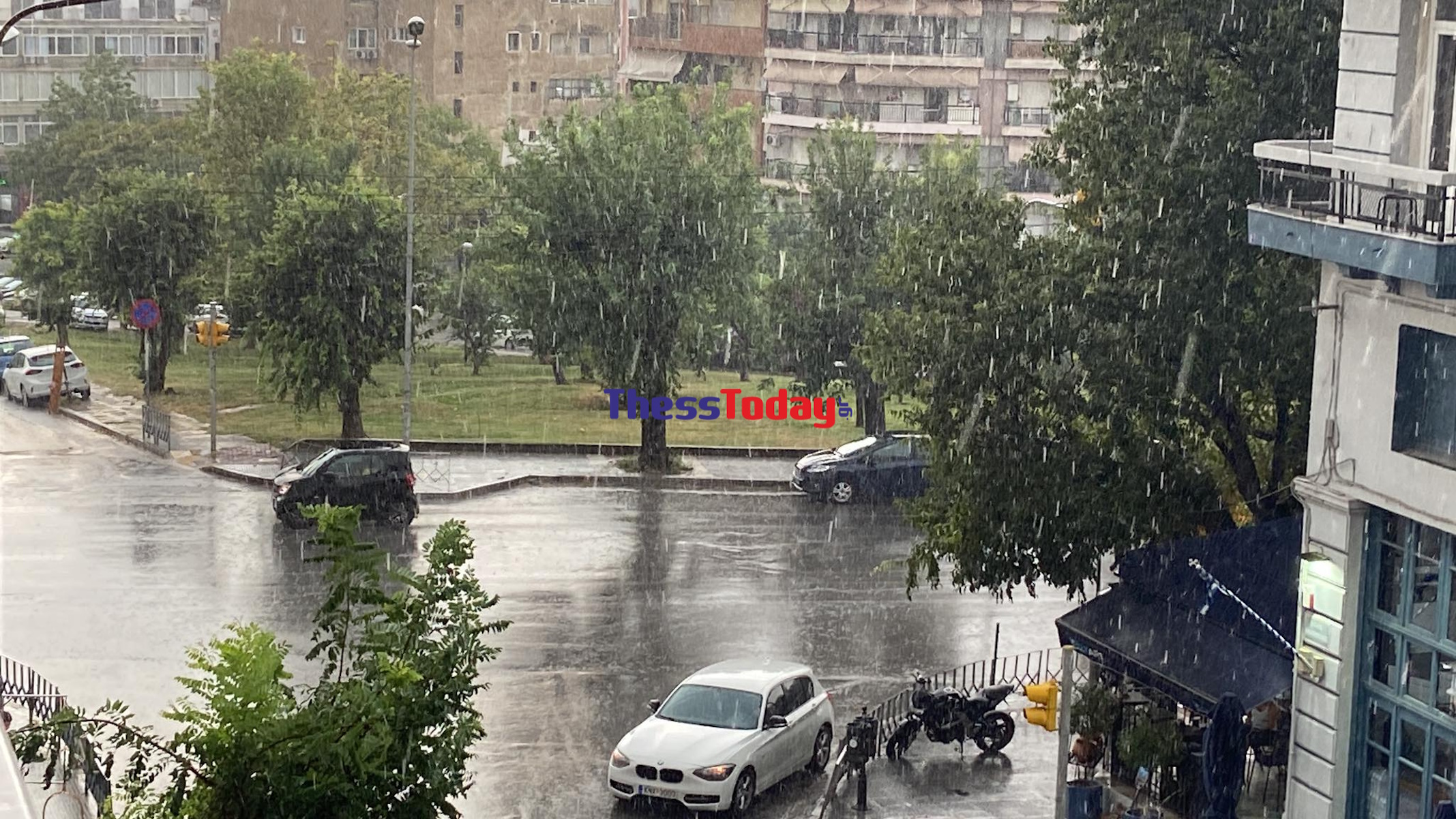 Καιρός – Θεσσαλονίκη: Άνοιξαν οι ουρανοί, ανάσες δροσιάς έφερε η βροχή