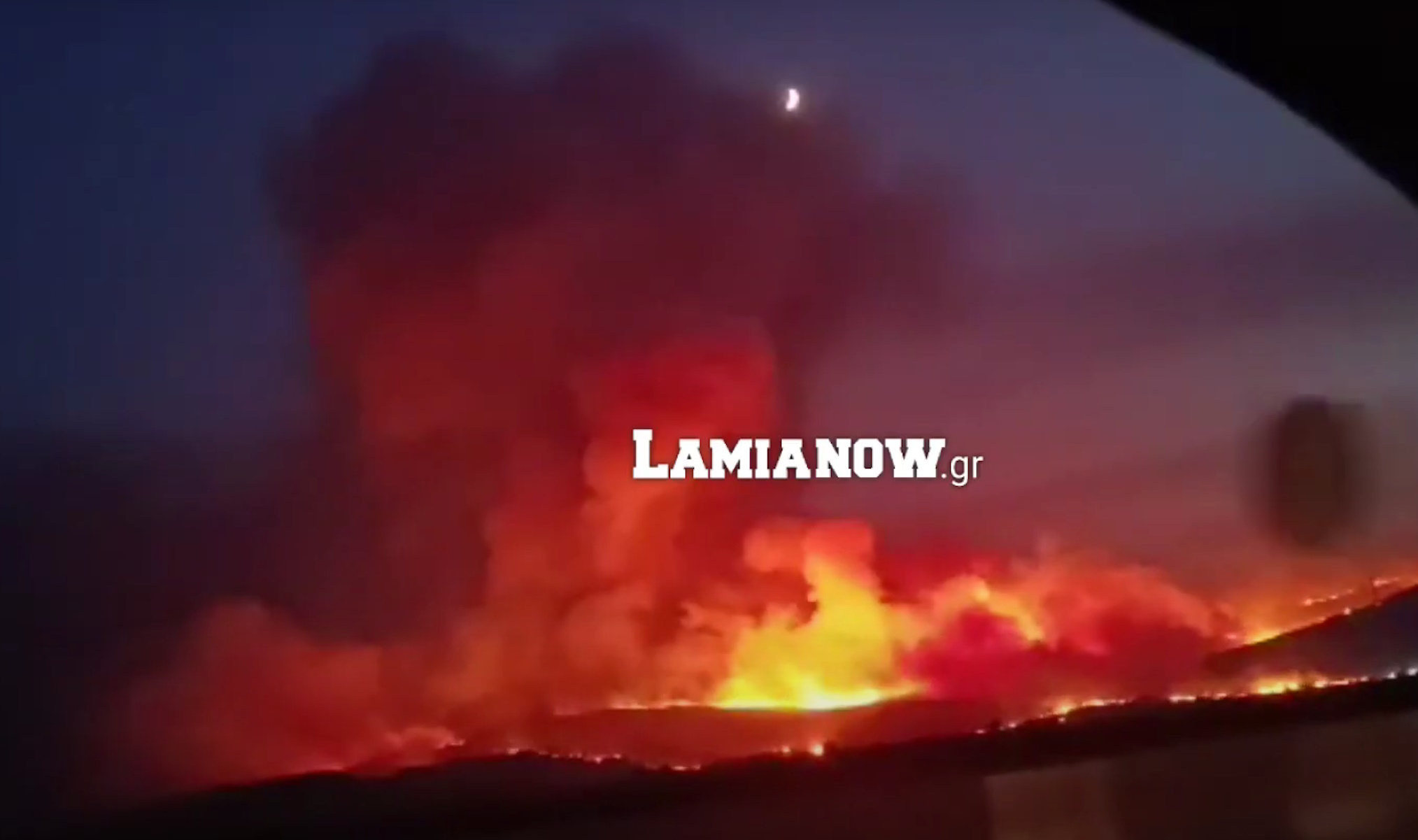 Φωτιά στη Βοιωτία: Δίπλα στην Εθνική Οδό Αθηνών – Λαμίας στο ύψος της Θήβας έφτασαν οι φλόγες