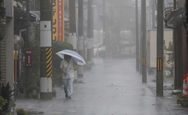 Η τροπική καταιγίδα Λαν σαρώνει το δυτικό τμήμα της Ιαπωνίας