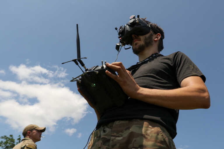 «Είδες μαμά; Τελικά τα βιντεοπαιχνίδια ήταν χρήσιμα» λέει Ουκρανός στρατιώτης, χειριστής drone
