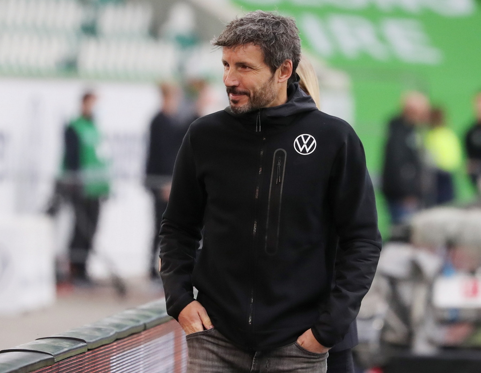 epa09541199 Wolfsburg's head coach Mark van Bommel before the German Bundesliga soccer match between VfL Wolfsburg and SC Freiburg in Wolfsburg, northern Germany, 23 October 2021.  EPA