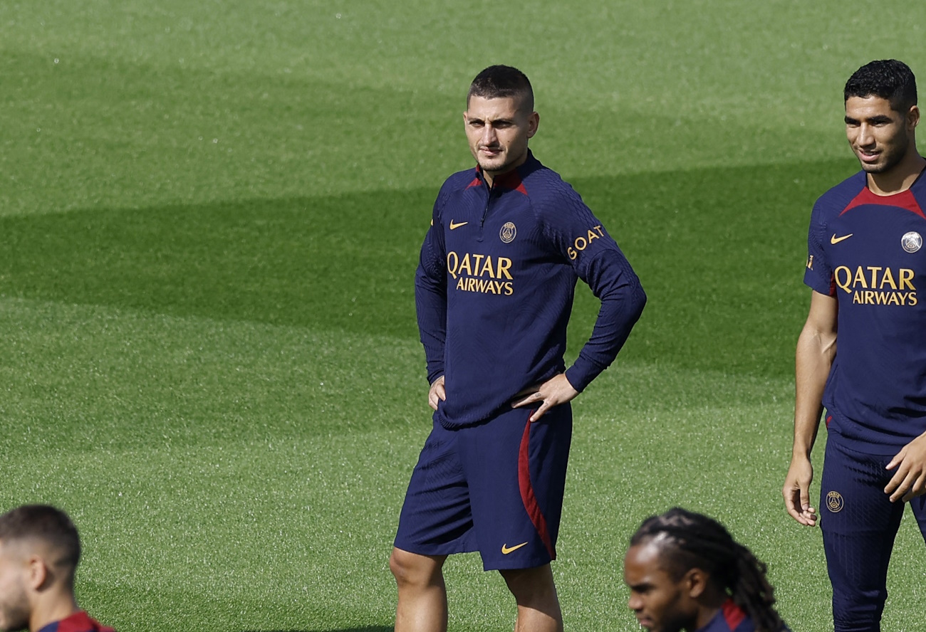 Soccer Football - Paris St Germain Training - Paris Saint-Germain Training Centre, Poissy, France - August 11, 2023 Paris St Germain's Marco Verratti, Achraf Hakimi and teammates during training REUTERS