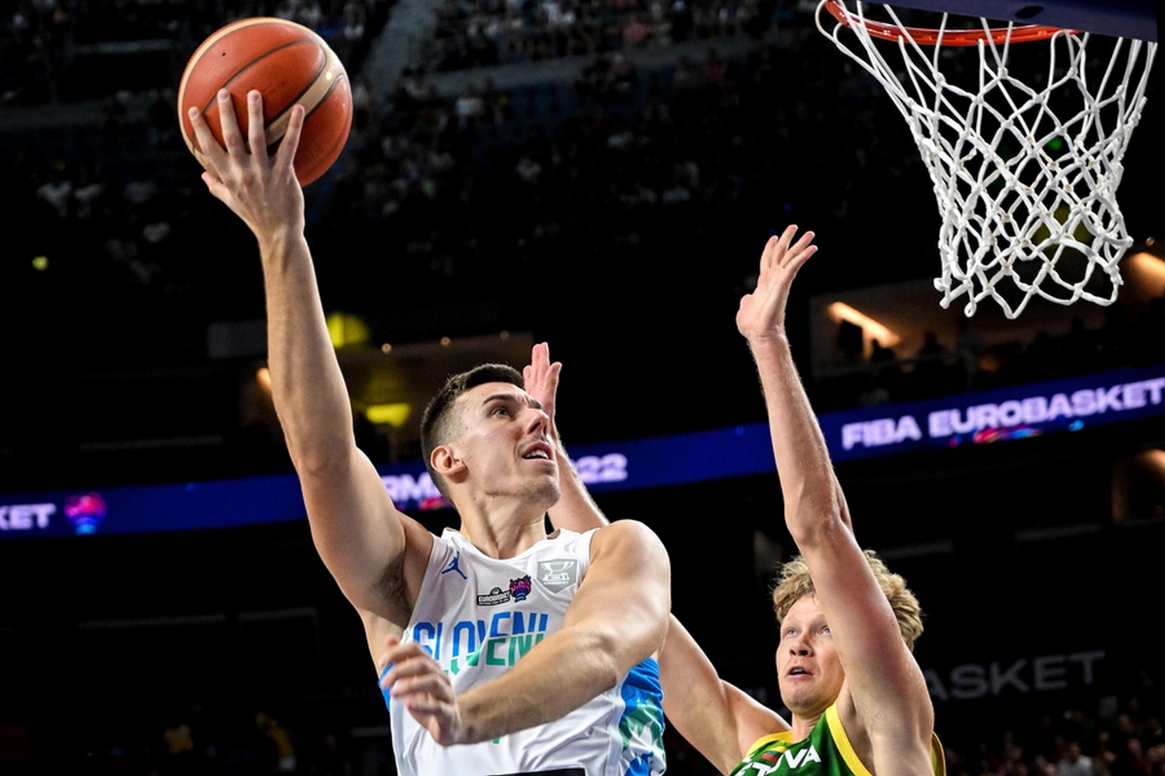 epa10152874 Vlatko Cancar of Slovenia (L) in action against Mindaugas Kuzminskas of Lithuania (R) during the FIBA EuroBasket 2022 group B stage match between Slovenia and Lithuania in Cologne, Germany, 01 September 2022.  EPA