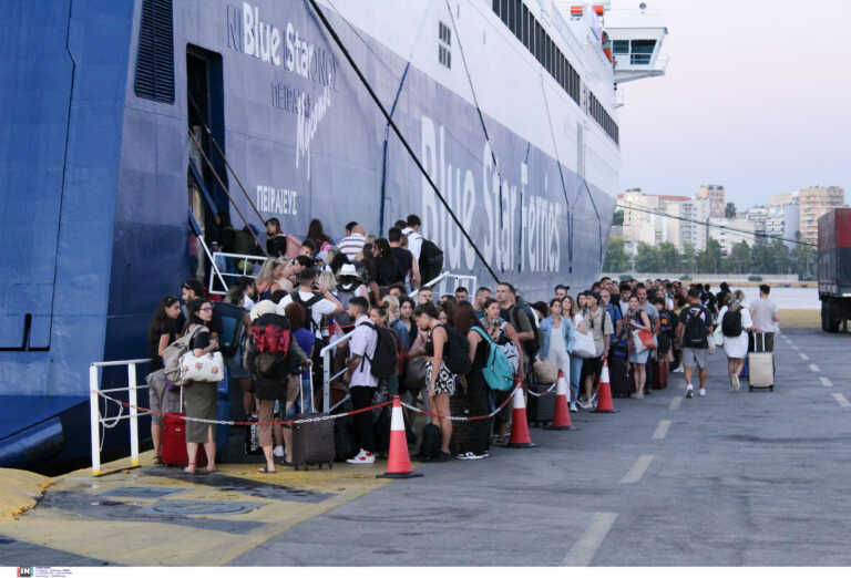 Συνεχίζεται η έξοδος των αδειούχων για τον Δεκαπενταύγουστο - Πάνω από 32.500 επιβάτες έφυγαν από Πειραιά