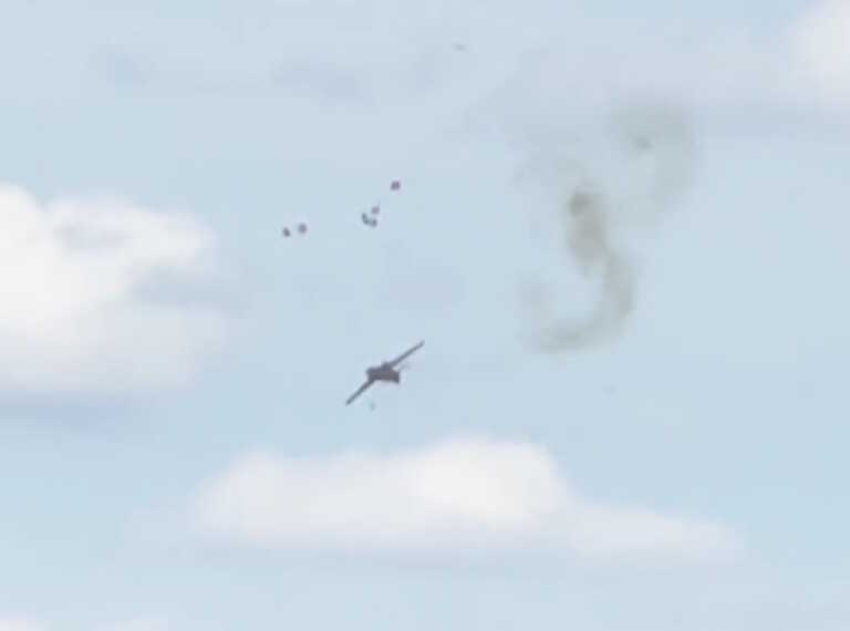 Συντριβή μαχητικού αεροσκάφους κατά τη διάρκεια αεροπορικού show στο Μίσιγκαν - Οι πιλότοι εκτινάχθηκαν την τελευταία στιγμή