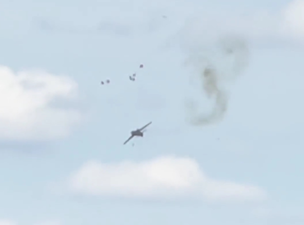 Μίσιγκαν: Συντριβή μαχητικού αεροσκάφους κατά τη διάρκεια αεροπορικού show – Οι πιλότοι εκτινάχθηκαν την τελευταία στιγμή