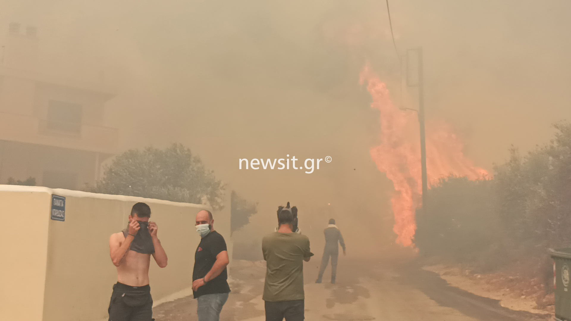 Φωτιά στην Πάρνηθα: Αγνοείται 77χρονος στη Χασιά – Καίγονται σπίτια, εκκενώνονται οικισμοί!